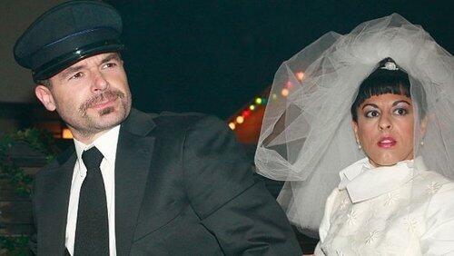 Swingers, una boda exprés y una niña huerfanita