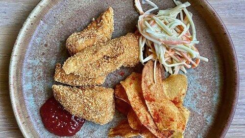 Nuggets de Poulet, Sauce Barbecue et Chips Maison au Paprika Nuggets de Poulet, Sauce Barbecue et Chips Maison au Paprika