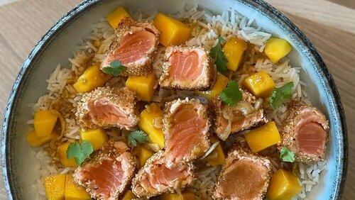 Saumon croustillant, riz à la mangue, vinaigrette sésame oignon / Moelleux aux pommes et cannelle Saumon croustillant, riz à la mangue, vinaigrette sésame oignon / Moelleux aux pommes et cannelle