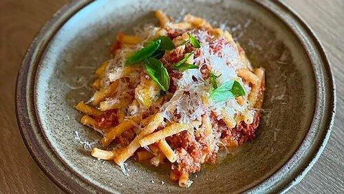 Macaroni au ragoût à la tomate et mozzarella & Œufs en neige au citron vert, crème anglaise à la vanille Macaroni au ragoût à la tomate et mozzarella & Œufs en neige au citron vert, crème anglaise à la vanille