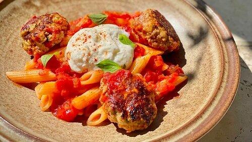 Boulettes sauce tomate basilic, penne, burrata Boulettes sauce tomate basilic, penne, burrata