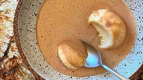 Veau cuisiné à la crème de moutarde, asperges vertes et champignons & Soupe au chocolat Veau cuisiné à la crème de moutarde, asperges vertes et champignons & Soupe au chocolat
