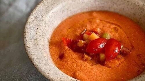 Gaspacho, salade de légumes / Salade de crevettes croustillantes, crème épicée Gaspacho, salade de légumes / Salade de crevettes croustillantes, crème épicée