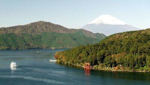 The Golden Route to Hakone: Limited Express Romancecar and the Mountain Train The Golden Route to Hakone: Limited Express Romancecar and the Mountain Train