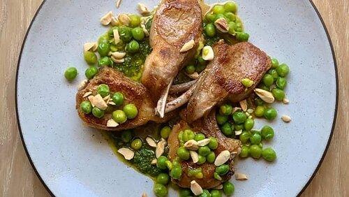 Côtelette d'agneau chimichurri, petits pois / Cake à la vanille Côtelette d'agneau chimichurri, petits pois / Cake à la vanille