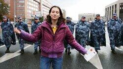 Девушка с Конституцией. Ольга Мисик просвещает полицию Девушка с Конституцией. Ольга Мисик просвещает полицию