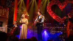 Stille Natt-gjengen, Freddy Kalas, Eva Weel Skram, Alexander Rybak, Maria Arredondo og Torstein Sødal samt Odd Norstoga, Knut Anders Sørum og Lewi Bergrud Stille Natt-gjengen, Freddy Kalas, Eva Weel Skram, Alexander Rybak, Maria Arredondo og Torstein Sødal samt Odd Norstoga, Knut Anders Sørum og Lewi Bergrud