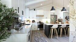 Bayside Bungalow / Melissa and Adam Bayside Bungalow / Melissa and Adam